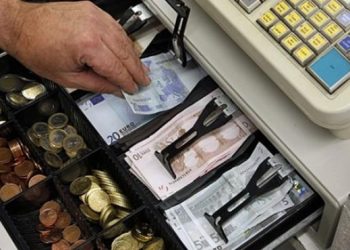 Νεαρός έκλεβε την επιχείρηση που εργαζόταν στον Βόλο