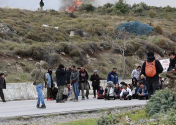 Μεταναστευτικό – Μυτιλήνη: Κάτοικοι στήνουν μπλόκα σε λεωφορεία με πρόσφυγες και μετανάστες