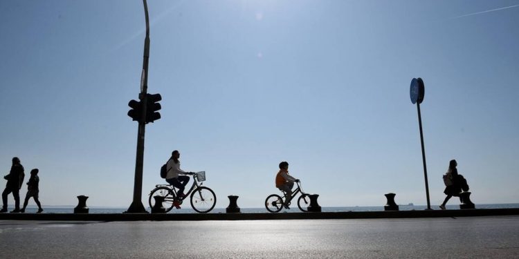 Alldaynews.gr Κορωνοϊός: Ανυπάκουοι και οι Βολιώτες – Κατέκλυσαν την παραλία, τα πάρκα και τα άλση