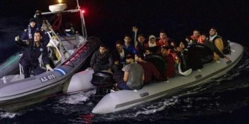 Σοβαρό επεισόδιο στον Έβρο: Επίθεση δουλεμπόρων με… χατζάρες σε φουσκωτό του Λιμενικού μέσα στο ποτάμι