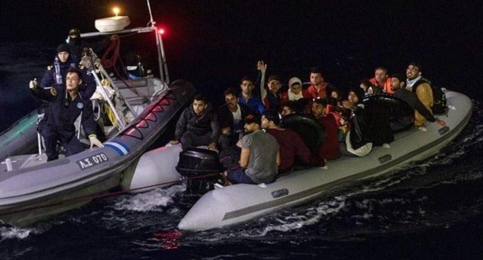 Σοβαρό επεισόδιο στον Έβρο: Επίθεση δουλεμπόρων με… χατζάρες σε φουσκωτό του Λιμενικού μέσα στο ποτάμι