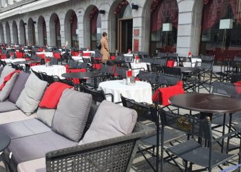 “Να κλείσουν οι καφετέριες” – “…Το σύστημα υγείας δεν θα αντέξει” (Audio)