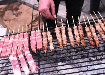 Παλαίμαχος παικταράς του ΠΑΟΚ πουλάει σουβλάκια έξω από την Τούμπα(photo)