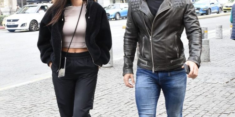 Alldaynews.gr ΑΝΑΛΗΘΕΣ ΔΗΜΟΣΙΕΥΜΑ: Η Μπόμπα βολτάρει στο Σύνταγμα ούσα φορέας του Κορονοϊου;