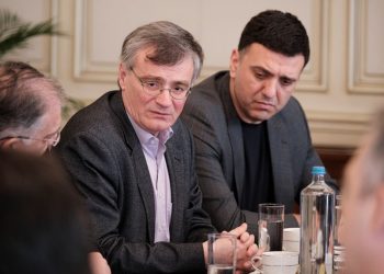 Ξεκάθαρη Απάντηση Τσιόδρα στην κριτική για το ότι πήγε στην Εκκλησία κι έψαλε