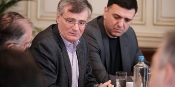 Alldaynews.gr Ξεκάθαρη Απάντηση Τσιόδρα στην κριτική για το ότι πήγε στην Εκκλησία κι έψαλε