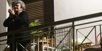 Alldaynews.gr Μπαλκόνι στην ελπίδα της Ελλάδος: Ασταμάτητο χειροκρότημα!