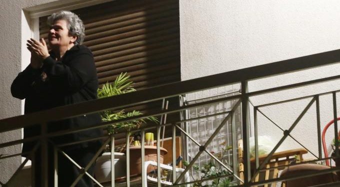 Alldaynews.gr Μπαλκόνι στην ελπίδα της Ελλάδος: Ασταμάτητο χειροκρότημα!
