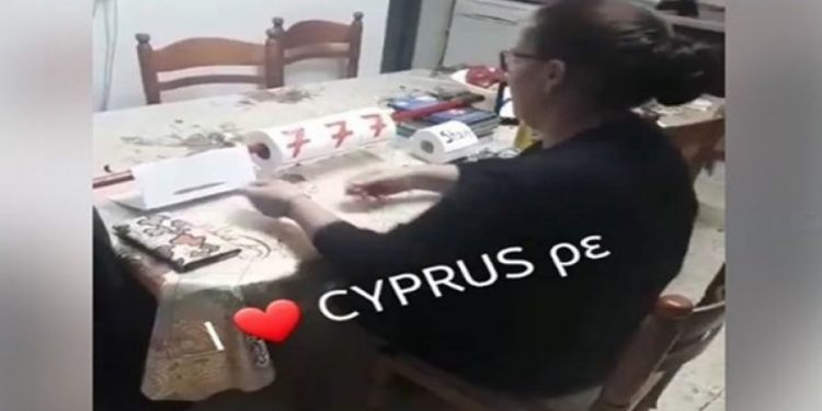 Alldaynews.gr Τυχερά παιχνίδια με …χαρτί υγείας! Ο αυτοσχέδιος “κουλοχέρης” (video)