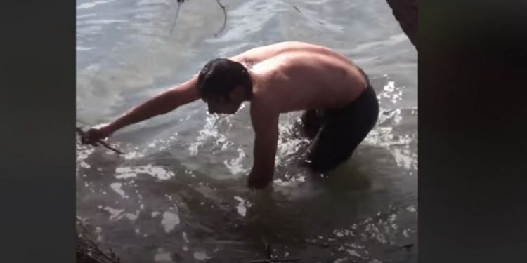Έβρος: Μετανάστες κολυμπούν στον ποταμό για να επιστρέψουν στην Τουρκία (video)