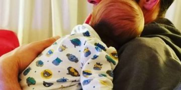 Alldaynews.gr Αυτός είναι ο γιός της Αλεξάνδρας Ούστα. Δείτε τον… αγκαλιά με τον μπαμπά του