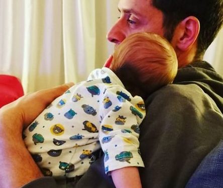 Alldaynews.gr Αυτός είναι ο γιός της Αλεξάνδρας Ούστα. Δείτε τον… αγκαλιά με τον μπαμπά του