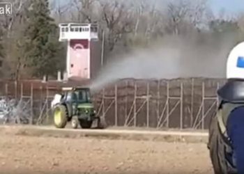 «Ψέκασέ τα τα πουστ@@ια» – Αστυνομικοί παρακολουθούν ιδιώτη να ψεκάζει πρόσφυγες και μετανάστες στον Έβρο (Video)