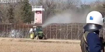 «Ψέκασέ τα τα πουστ@@ια» – Αστυνομικοί παρακολουθούν ιδιώτη να ψεκάζει πρόσφυγες και μετανάστες στον Έβρο (Video)