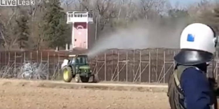 «Ψέκασέ τα τα πουστ@@ια» – Αστυνομικοί παρακολουθούν ιδιώτη να ψεκάζει πρόσφυγες και μετανάστες στον Έβρο (Video)