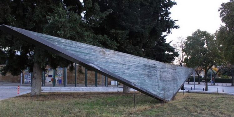 Alldaynews.gr Θεσσαλονίκη: Καταστράφηκε το διάσημο γλυπτό του Κ. Βαρώτσου ο “Ορίζοντας” (ωιδεο)