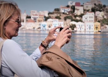 «Κυρία Μαρέβα Μητσοτάκη, μην με χειροκροτήσετε. Δεν σας το επιτρέπω»