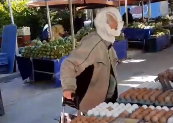 Παππούς πήγε στην λαϊκή με μπεμπιλίνο στο κεφάλι για να προστατευθεί από τον κορωνοϊό (video)