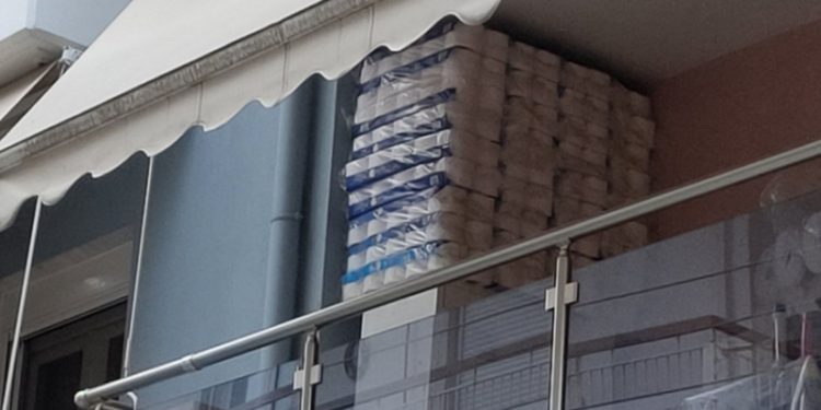 Κορονοϊός στη Θεσσαλονίκη: Χέσ..κε και πήρε απόθεμα 360 χαρτιά υγείας!![photos]