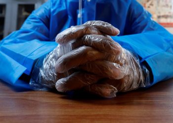 Ξεμένουμε από γάντια: Η μεγαλύτερη εταιρία κατασκευής στον κόσμο αδυνατεί να ανταποκριθεί στη ζήτηση