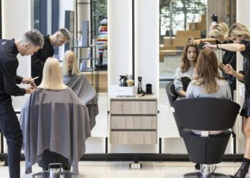 Κορωνοϊός: Προσαγωγή κομμώτριας στο Ηράκλειο, μετά τις συλλήψεις σε Κομοτηνή, Κοζάνη και Ιωάννινα