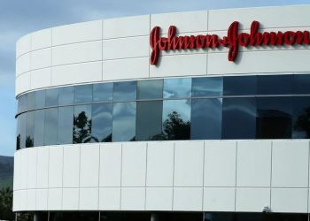Κορωνοϊός: Η «Johnson & Johnson» θα δοκιμάσει εμβόλιο κατά του ιού σε ανθρώπους