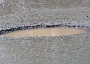 Απίστευτο βίντεο: Λακούβα με νερό στη μέση του δρόμου «καταπίνει» μητέρα με βρέφος στην αγκαλιά της