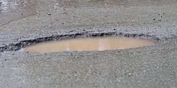 Απίστευτο βίντεο: Λακούβα με νερό στη μέση του δρόμου «καταπίνει» μητέρα με βρέφος στην αγκαλιά της