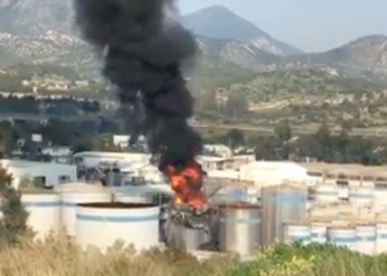 Συμβαίνει ΤΩΡΑ. Μαύρισε ο ουρανός στην Αυλίδα. Έκρηξη και φωτιά σε δεξαμενή χημικών (ΒΙΝΤΕΟ)