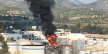 Συμβαίνει ΤΩΡΑ. Μαύρισε ο ουρανός στην Αυλίδα. Έκρηξη και φωτιά σε δεξαμενή χημικών (ΒΙΝΤΕΟ)