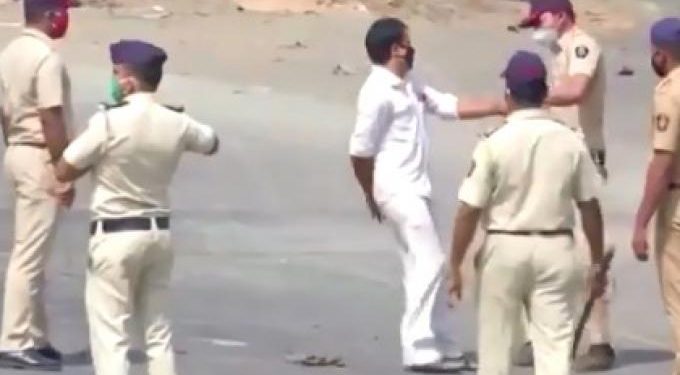 Alldaynews.gr Ξύλο και «καψόνια» στην Ινδία από Αστυνομικούς σε όσους… σπάνε την καραντίνα (vid)