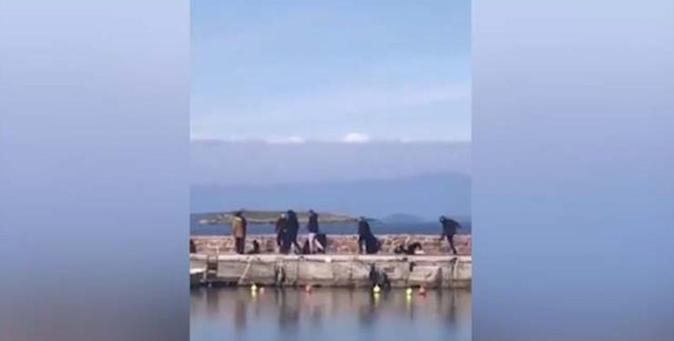 Έπεσε πολύ Ξύλο σε μέλη ΜΚΟ στη Λέσβο![video]