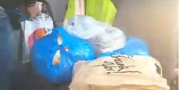 Alldaynews.gr Συγκινητικό βίντεο: Οι γυναίκες του Έβρου μοιράζουν φαγητά και χυμούς στα Παλικάρια των συνόρων