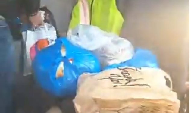 Alldaynews.gr Συγκινητικό βίντεο: Οι γυναίκες του Έβρου μοιράζουν φαγητά και χυμούς στα Παλικάρια των συνόρων