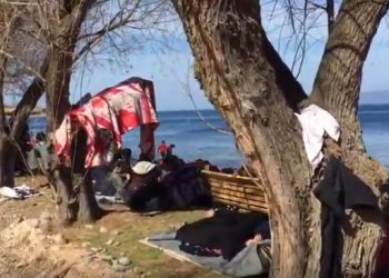 Λέσβος: Τούρκοι ΕΠΝΙΞΑΝ μωρό παιδάκι-Αδειάζουν ανθρώπους στη θάλασσα![video]