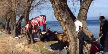 Λέσβος: Τούρκοι ΕΠΝΙΞΑΝ μωρό παιδάκι-Αδειάζουν ανθρώπους στη θάλασσα![video]