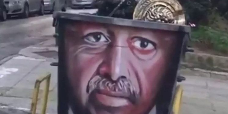 Έκαναν τον Ερντογάν Γκράφιτι  σε κάδο απορριμμάτων![video]