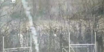 Έβρος: Νέα βίντεο με Τούρκους να ρίχνουν χημικά και δακρυγόνα! Το καμουφλάζ και οι κινήσεις τους