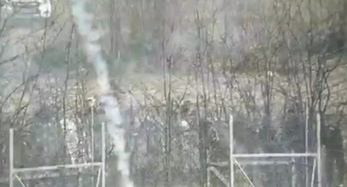 Έβρος: Νέα βίντεο με Τούρκους να ρίχνουν χημικά και δακρυγόνα! Το καμουφλάζ και οι κινήσεις τους