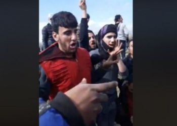 Μεταναστευτικό: Οργιάζει η προπαγάνδα στα σύνορα – Βάζουν τους μετανάστες να φωνάζουν «ζήτω η Τουρκία»[video]