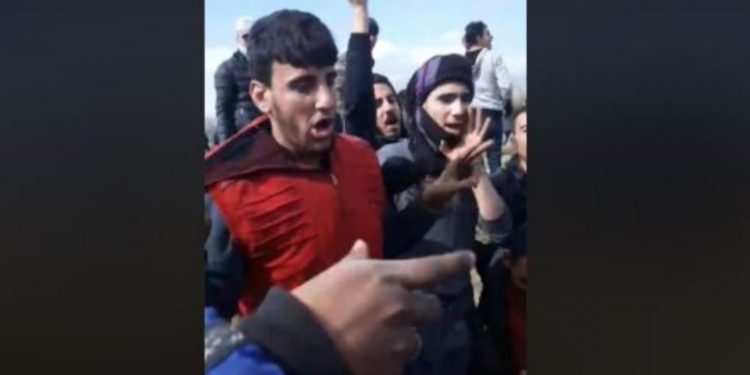 Μεταναστευτικό: Οργιάζει η προπαγάνδα στα σύνορα – Βάζουν τους μετανάστες να φωνάζουν «ζήτω η Τουρκία»[video]