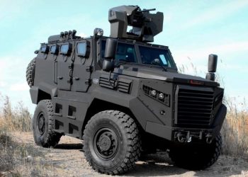 Αυτό είναι το θωρακισμένο που πήγε να ρίξει το φράχτη στην Έβρο[photos]