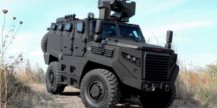 Αυτό είναι το θωρακισμένο που πήγε να ρίξει το φράχτη στην Έβρο[photos]