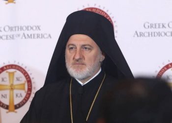 Κοροναϊός: Ποιος είναι ο Αρχιεπίσκοπος Αμερικής που τάσσεται σε άλλη γραμμή για τη Θεία Κοινωνία