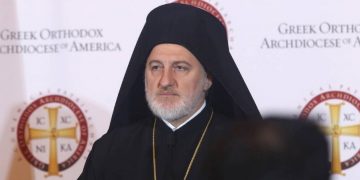 Κοροναϊός: Ποιος είναι ο Αρχιεπίσκοπος Αμερικής που τάσσεται σε άλλη γραμμή για τη Θεία Κοινωνία