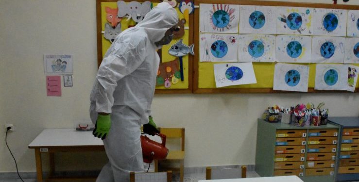 Alldaynews.gr Τι θα συμβεί με τη σχολική χρονιά μετά το λουκέτο λόγω κορονοϊου σε σχολεία και Πανεπιστήμια! Τα ενδεχόμενα που εξετάζει η κυβέρνηση