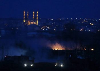 Έβρος: Νύχτα αγωνίας στα σύνορα – Φωτιές, πετροπόλεμος και… νέα πολιορκία