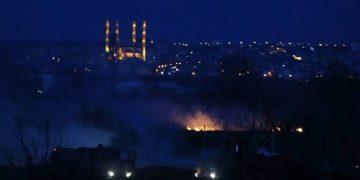 Έβρος: Νύχτα αγωνίας στα σύνορα – Φωτιές, πετροπόλεμος και… νέα πολιορκία