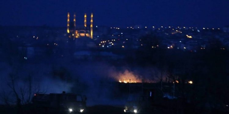 Έβρος: Νύχτα αγωνίας στα σύνορα – Φωτιές, πετροπόλεμος και… νέα πολιορκία