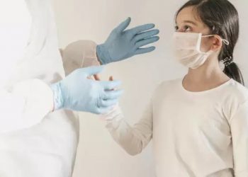 Κορονοϊός: 7 παιδιά ανάμεσα στα κρούσματα της Ελλάδας – Ποια ηλικιακή ομάδα πλήττεται – Τι λένε οι ειδικοί